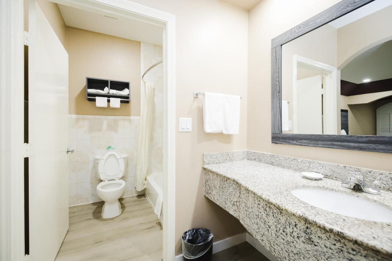 | Sapphire Inn & Suites