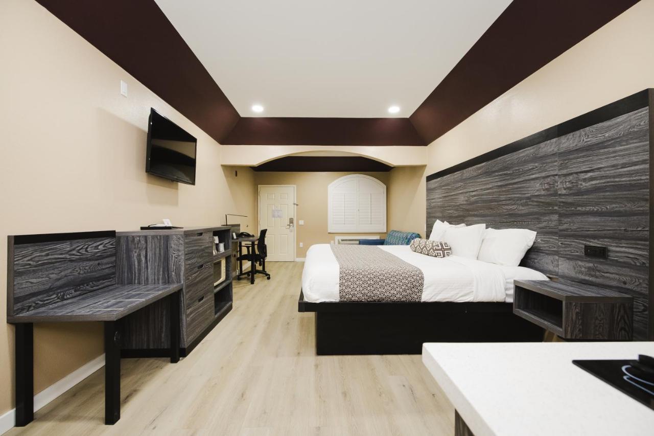 | Sapphire Inn & Suites