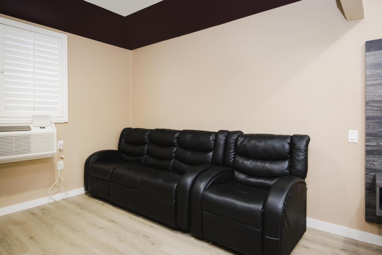| Sapphire Inn & Suites