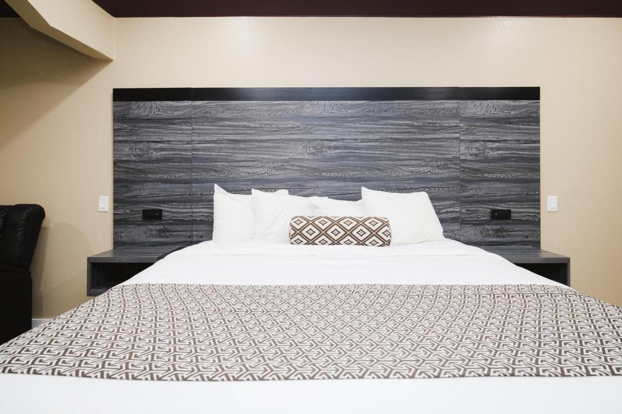 | Sapphire Inn & Suites