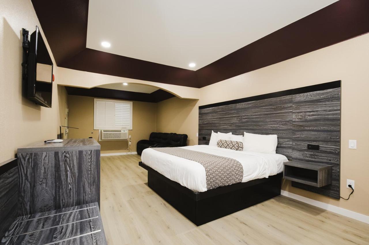 | Sapphire Inn & Suites