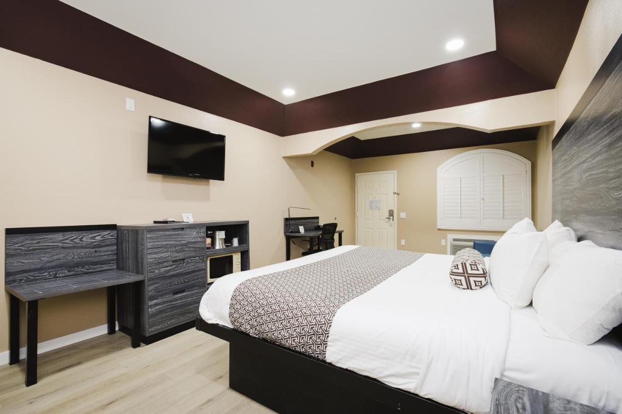 | Sapphire Inn & Suites
