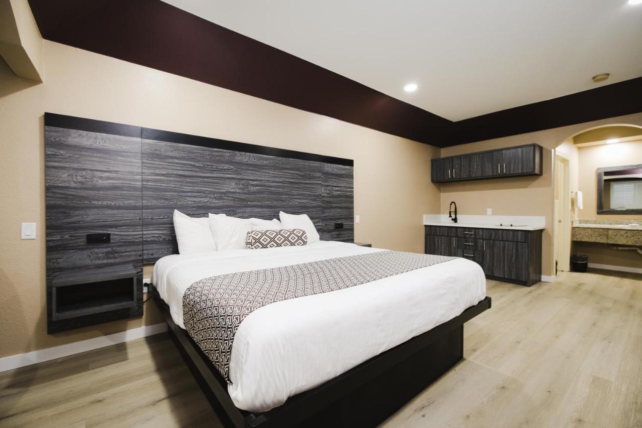 | Sapphire Inn & Suites