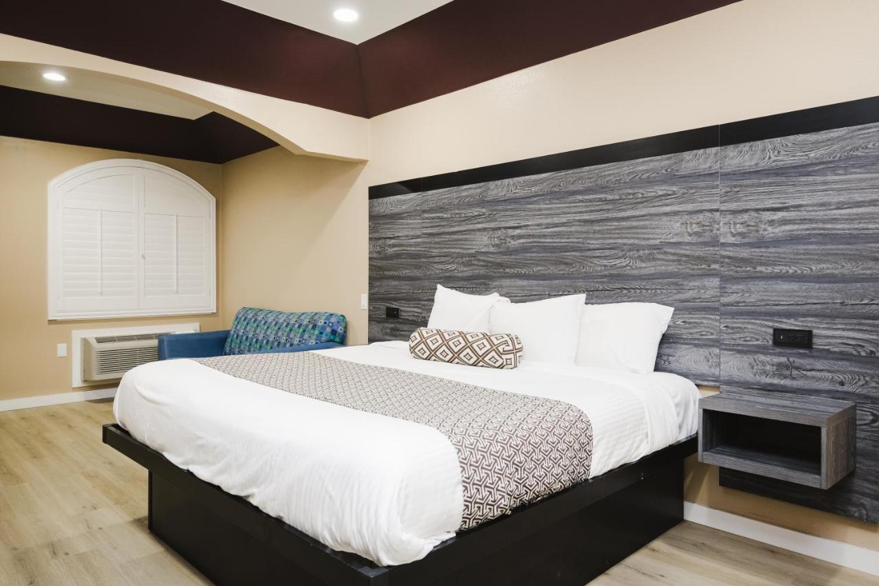 | Sapphire Inn & Suites