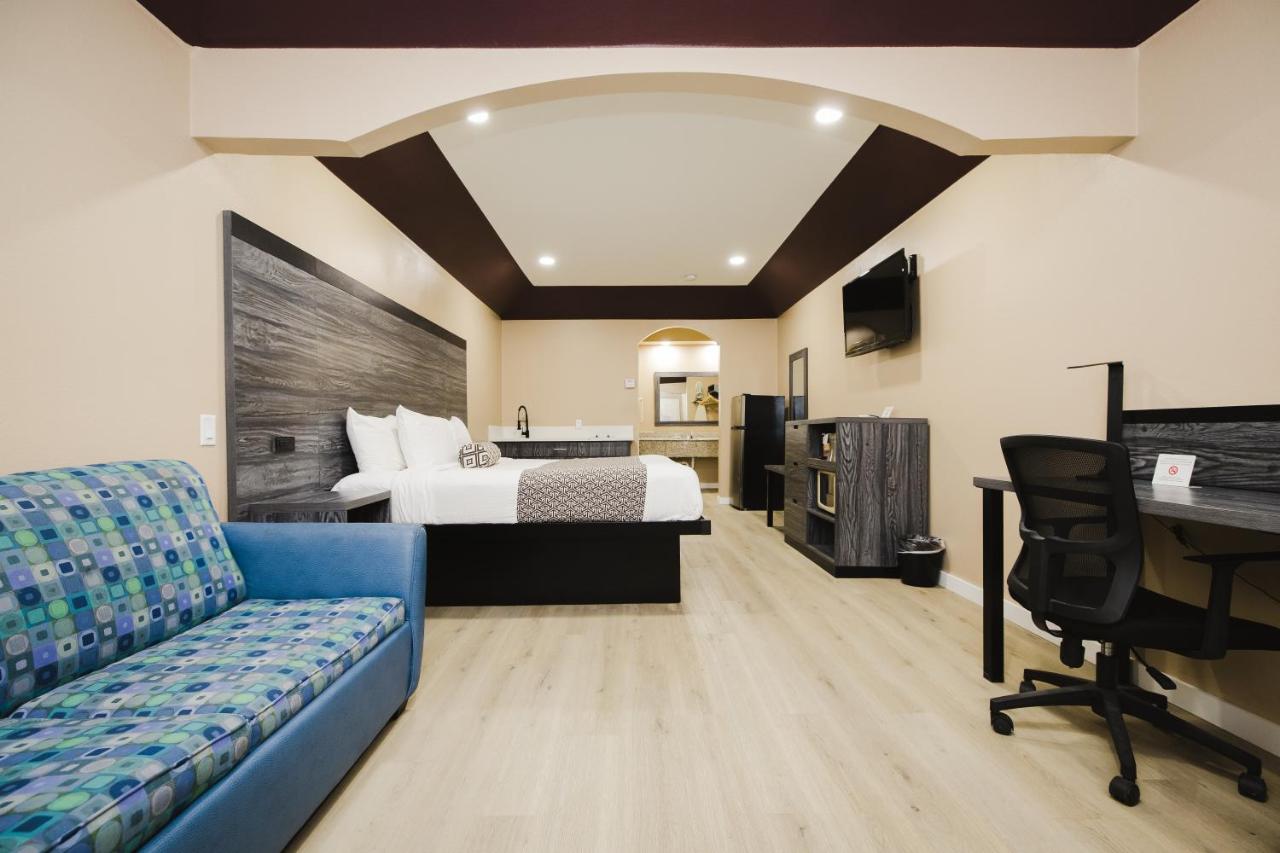 | Sapphire Inn & Suites