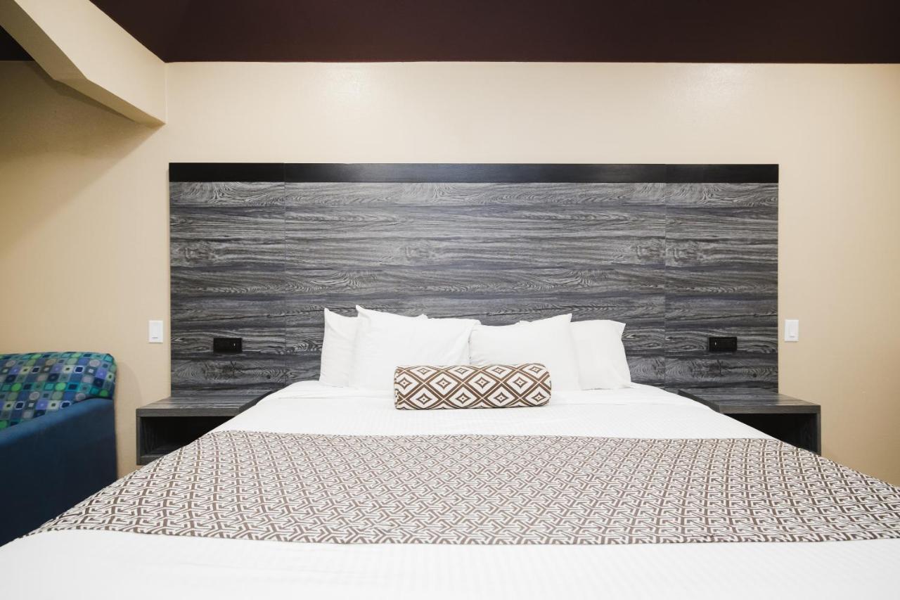 | Sapphire Inn & Suites