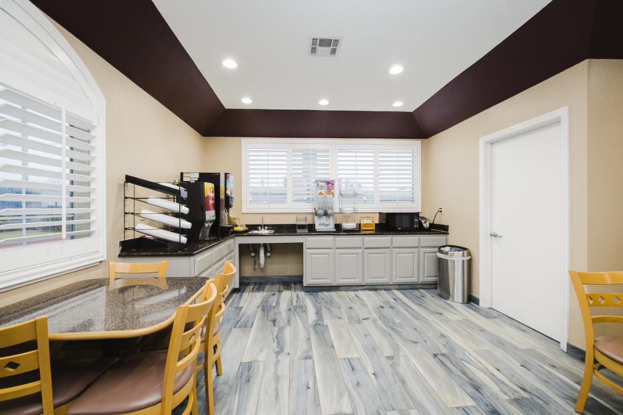 | Sapphire Inn & Suites