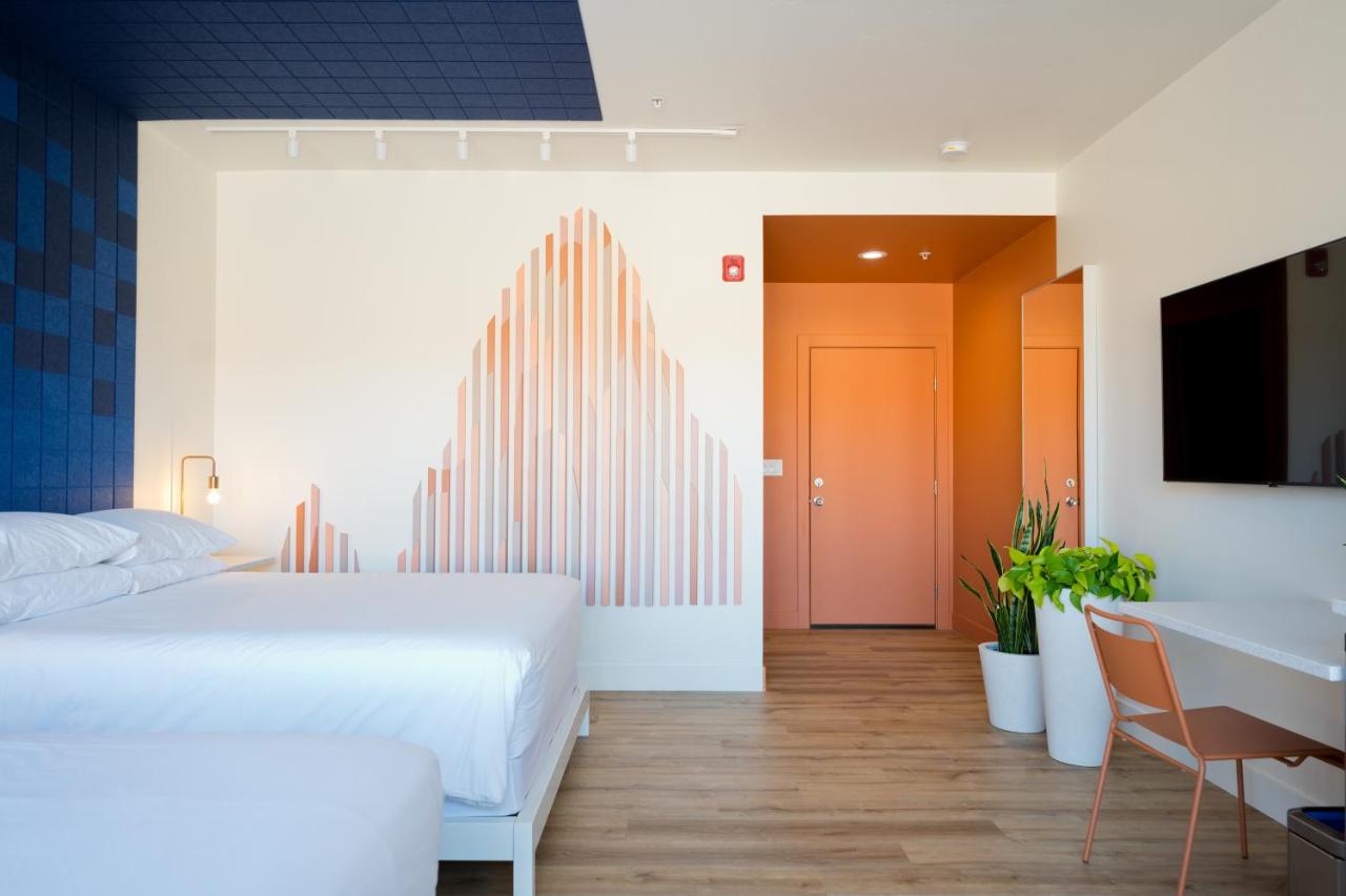 Queen Room at Skyview Hotel