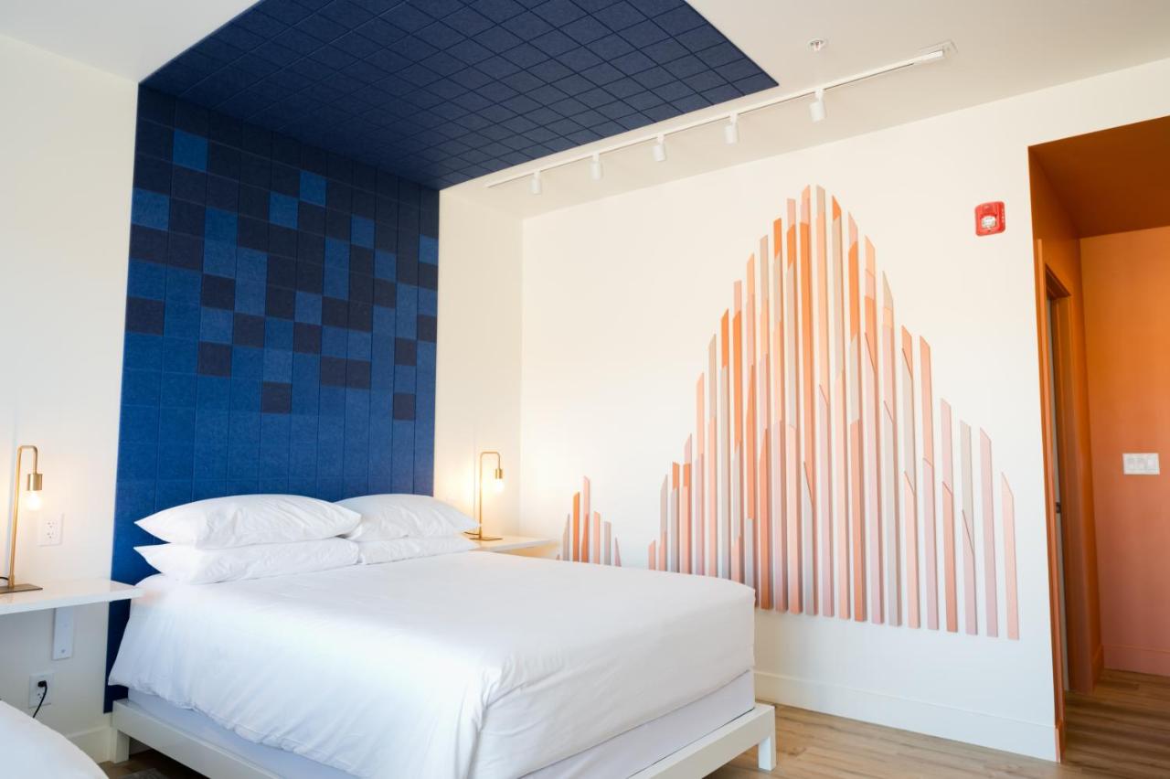 Queen Room at Skyview Hotel