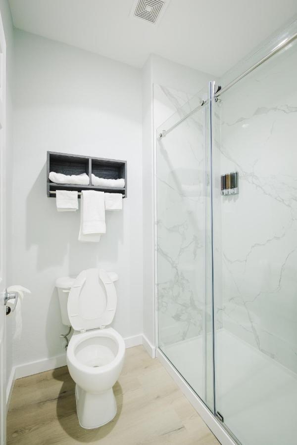 | Sapphire Inn & Suites