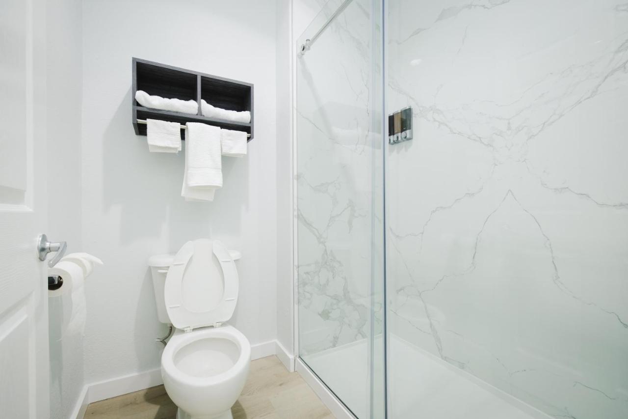 | Sapphire Inn & Suites