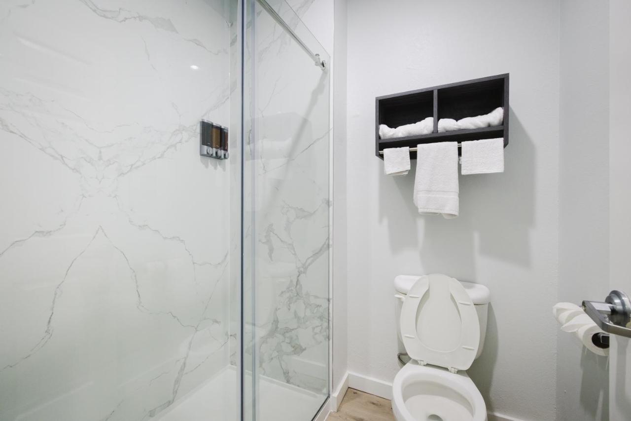 | Sapphire Inn & Suites