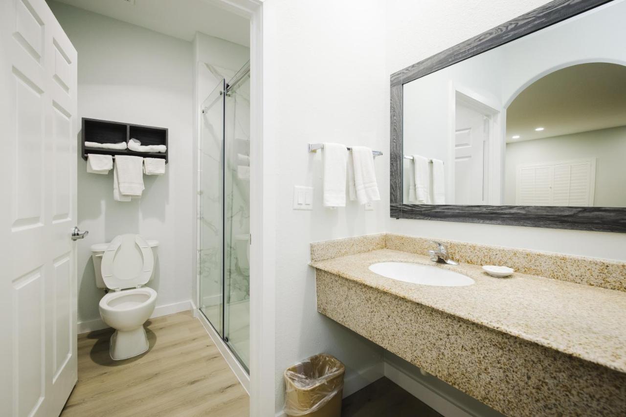 | Sapphire Inn & Suites
