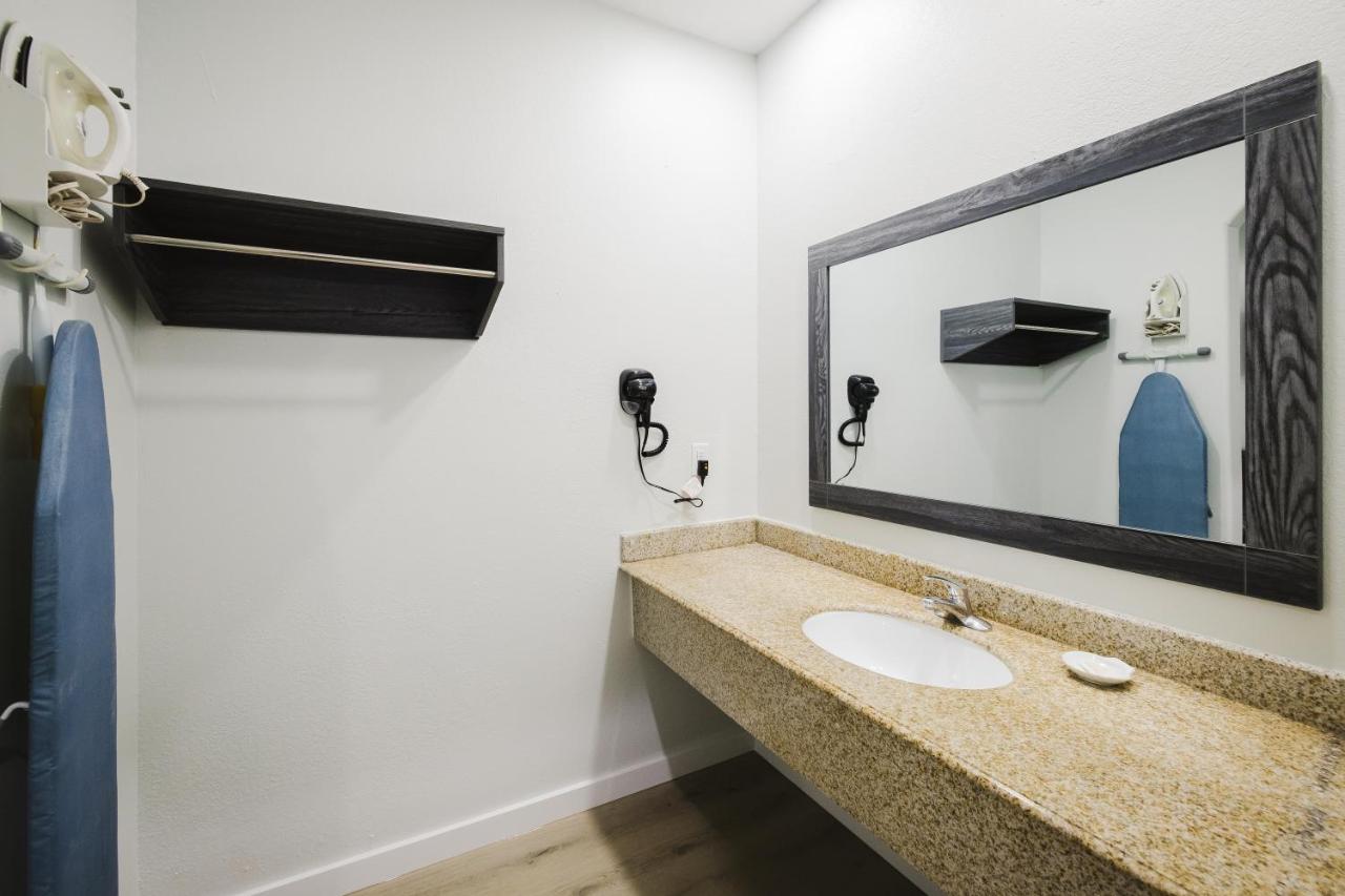 | Sapphire Inn & Suites