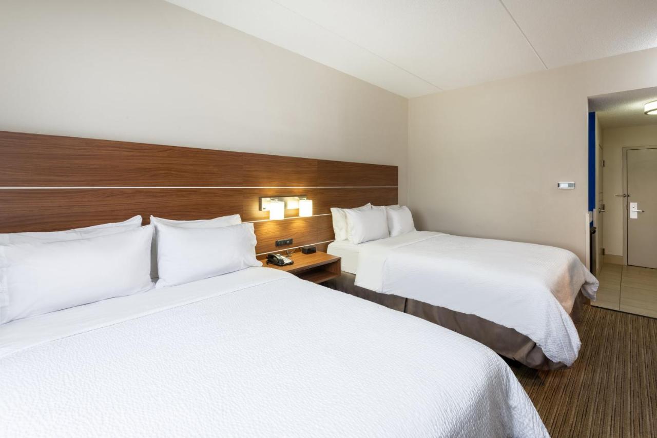 Twin Room - Mobility Access at Holiday Inn Express Cleveland-Vermilion, an IHG Hotel