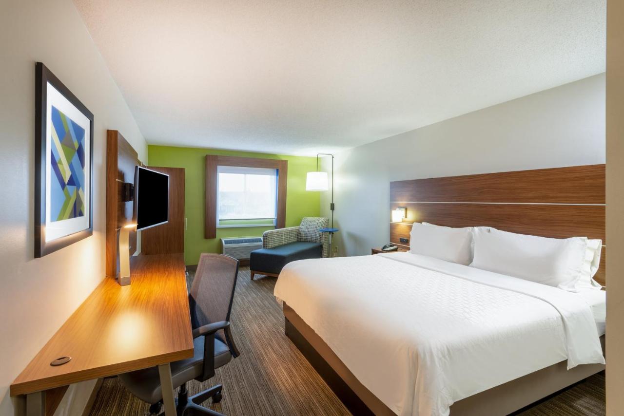 King Room at Holiday Inn Express Cleveland-Vermilion, an IHG Hotel