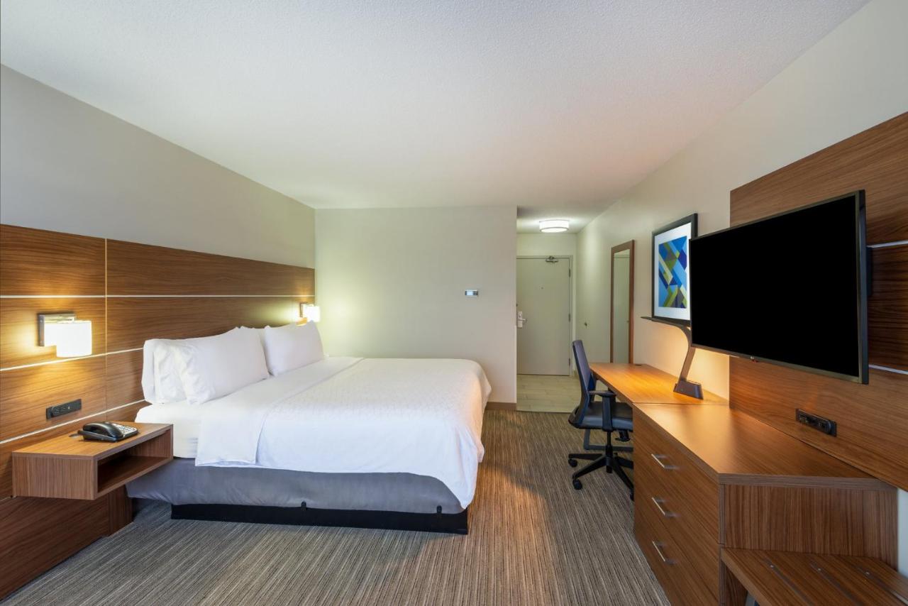 King Room at Holiday Inn Express Cleveland-Vermilion, an IHG Hotel