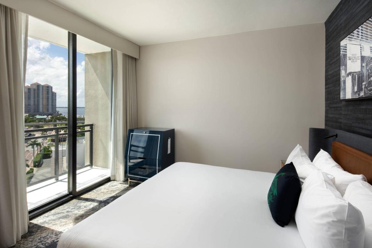 Night Owl Corner King with Balcony, 1 King, City View at Luminary Hotel & Co., Autograph Collection