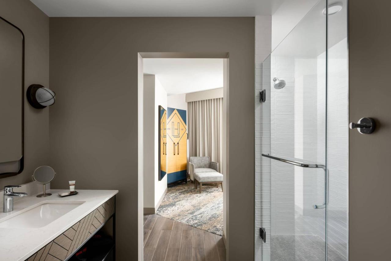 Night Owl Corner King with Balcony, 1 King, City View at Luminary Hotel & Co., Autograph Collection