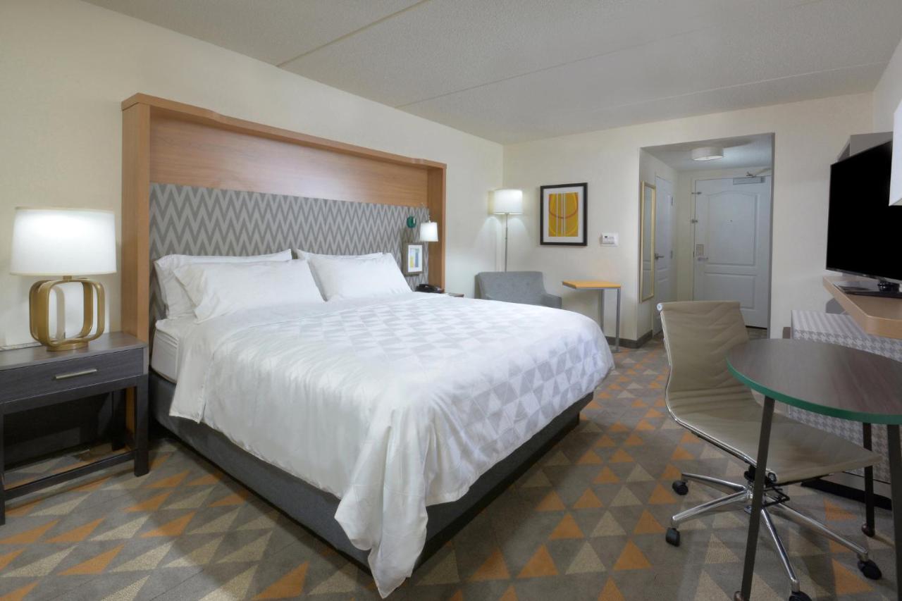 King Room at Holiday Inn Raleigh-Durham Airport by IHG