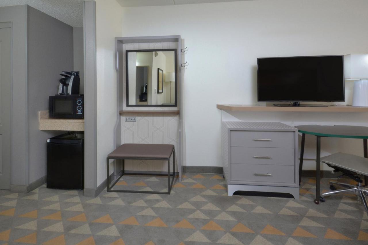 King Room at Holiday Inn Raleigh-Durham Airport by IHG