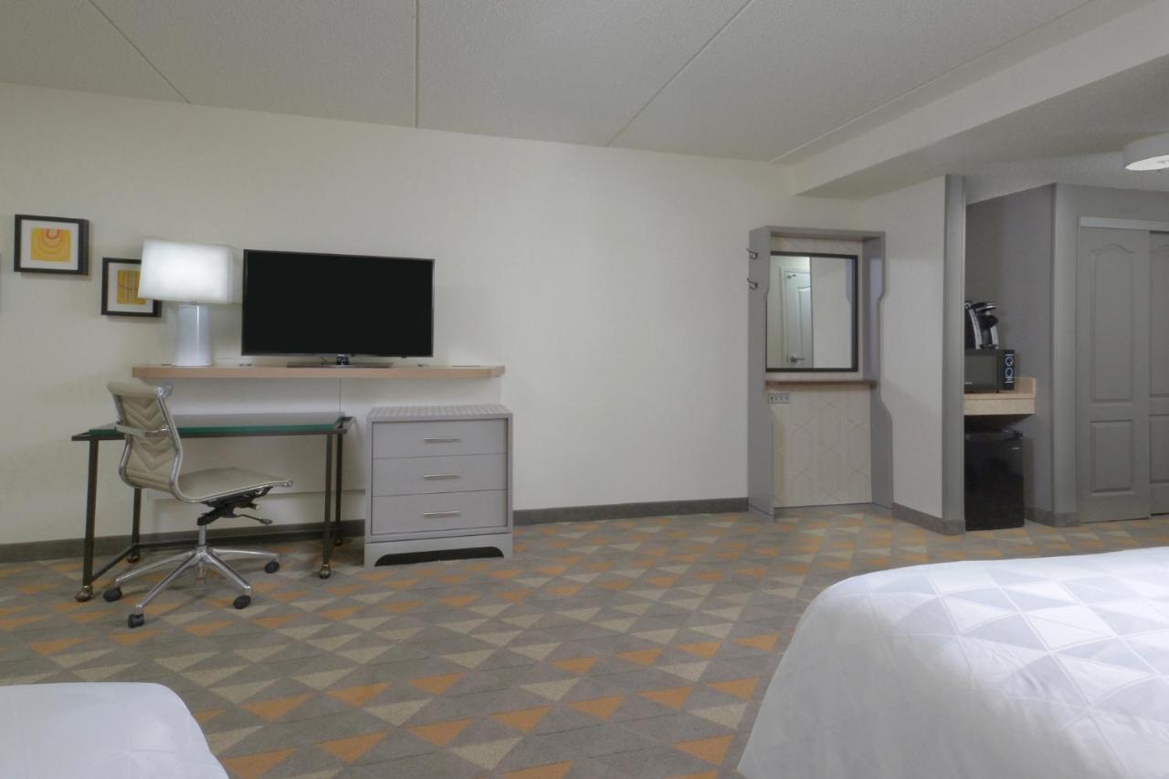 Queen Room with Two Queen Beds - Disability Access Tub at Holiday Inn Raleigh-Durham Airport by IHG