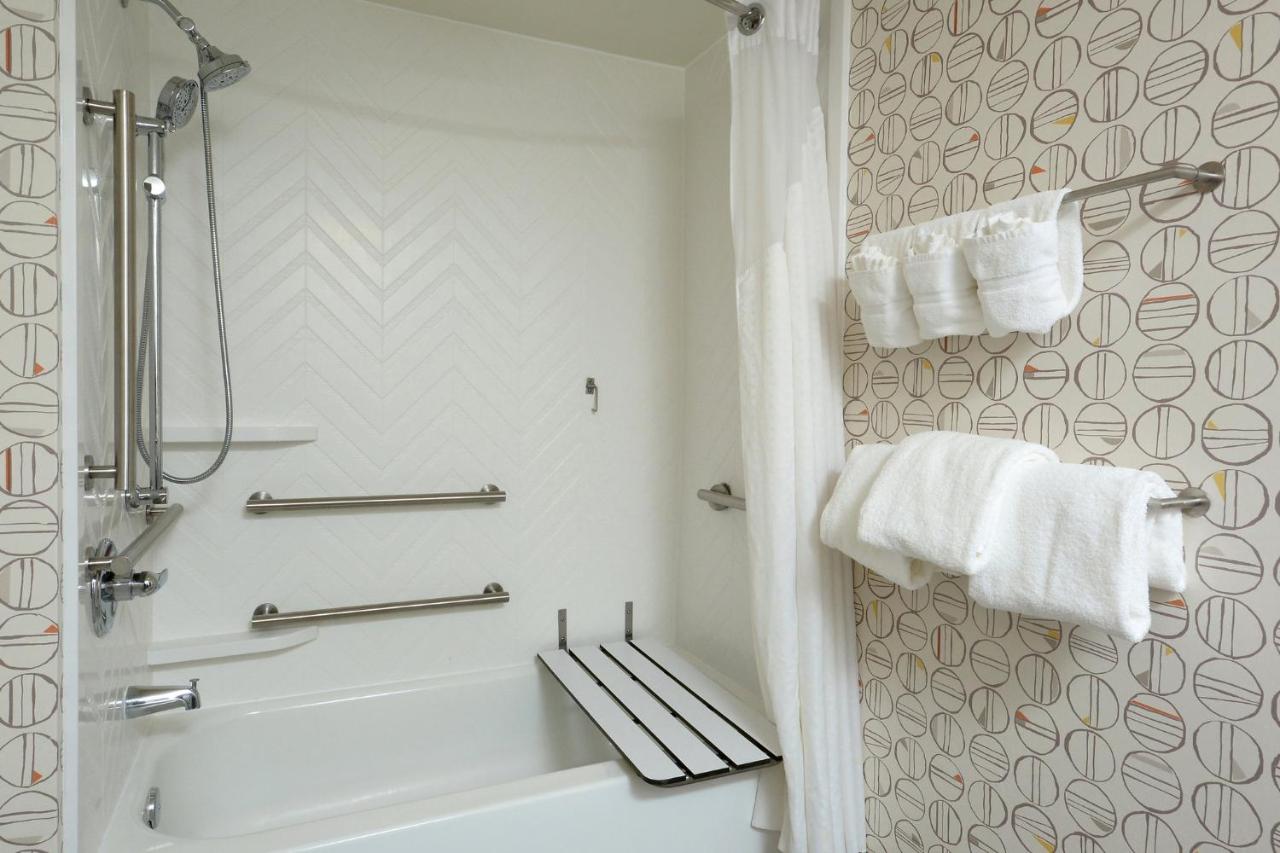 Queen Room with Two Queen Beds - Disability Access Tub at Holiday Inn Raleigh-Durham Airport by IHG