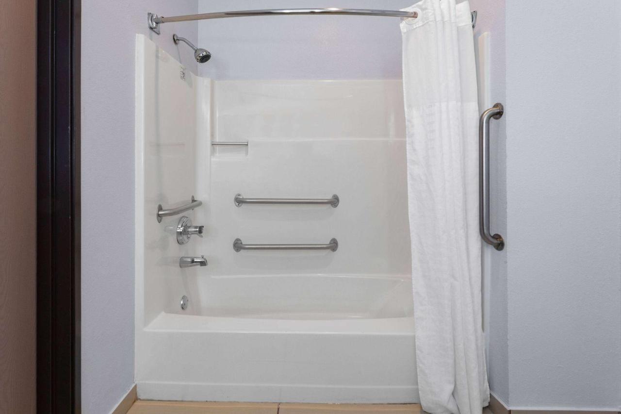 1 Queen Bed, Mobility Accessible Room, Bathtub w/ Grab Bars, Non-Smoking at AmericInn by Wyndham Quincy