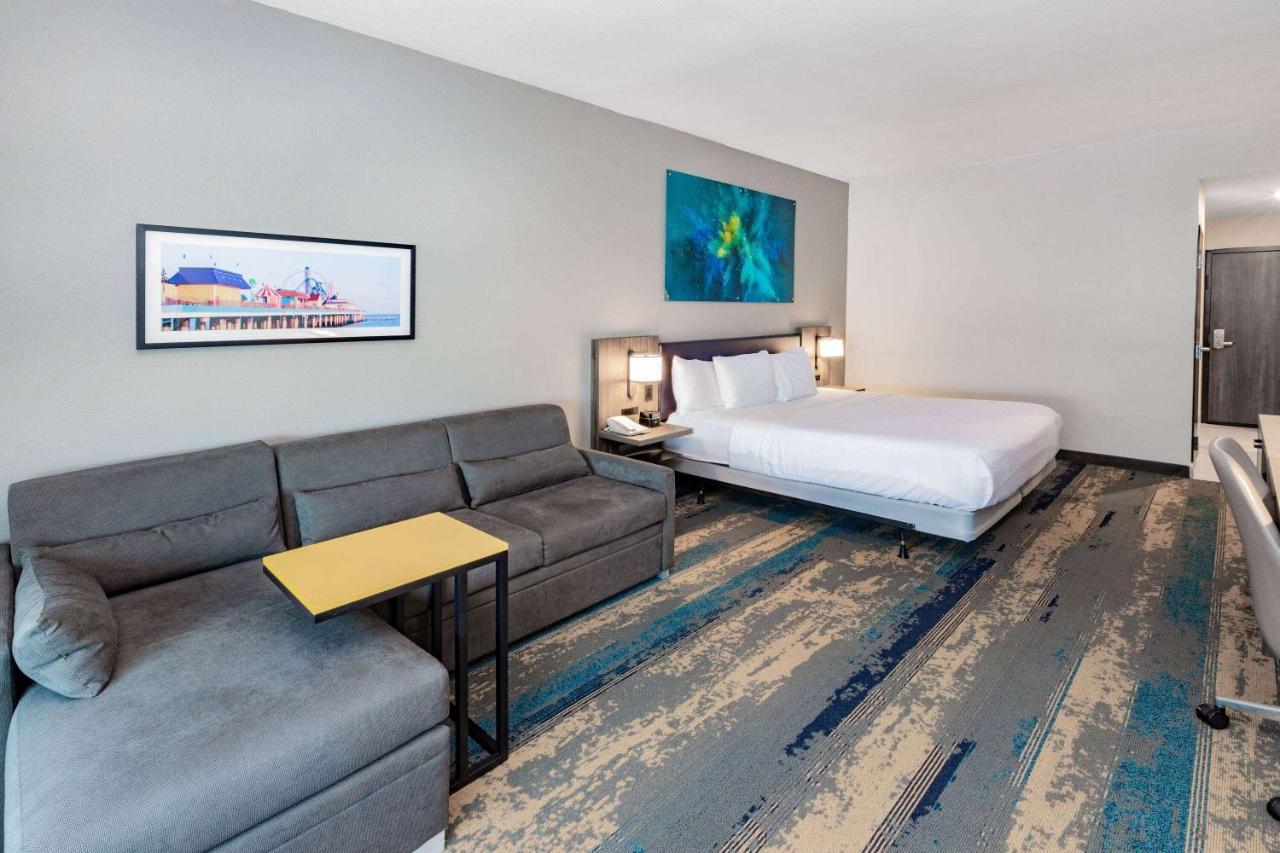 King Room with Roll-In Shower - Mobility Access/Non-Smoking at La Quinta Inn & Suites by Wyndham Galveston North at I-45