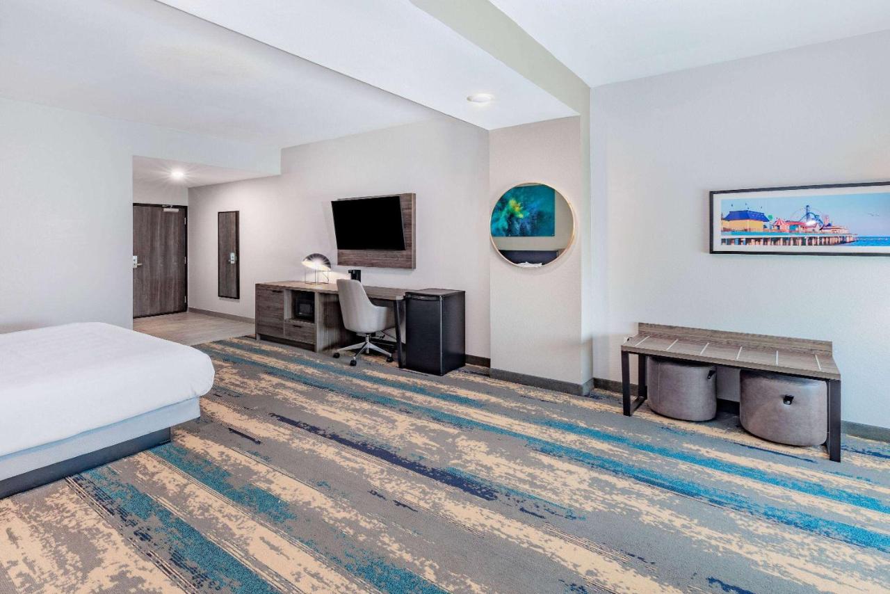 Deluxe King Room - Non-Smoking at La Quinta Inn & Suites by Wyndham Galveston North at I-45
