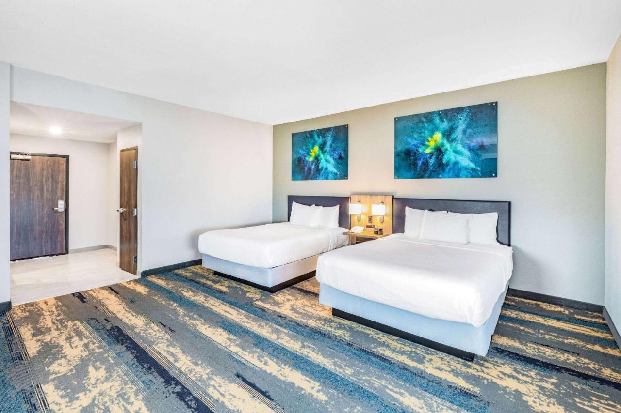 2 Queen Beds, Mobility Accessible Room, Bathtub w/ Grab Bars, Non-Smoking at La Quinta Inn & Suites by Wyndham Galveston North at I-45