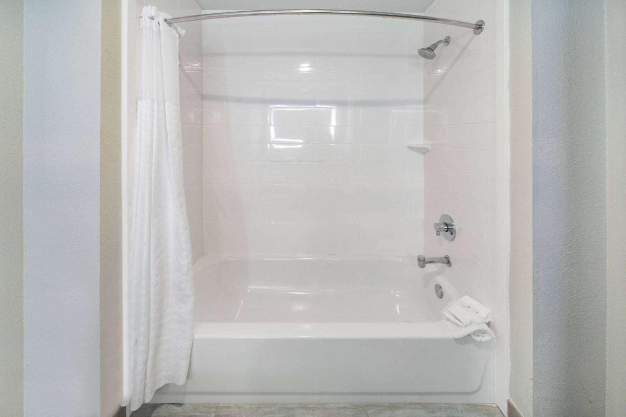 Deluxe King Room - Non-Smoking at La Quinta Inn & Suites by Wyndham Galveston North at I-45