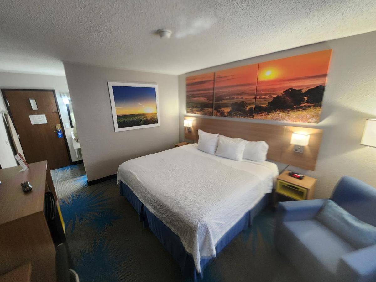 King Room - Non-Smoking at Days Inn by Wyndham Sioux Falls Airport