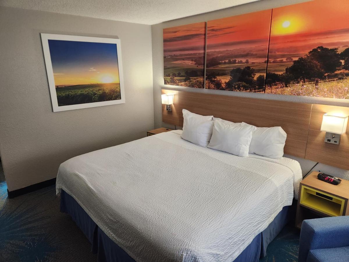 Deluxe King Room - Non-Smoking at Days Inn by Wyndham Sioux Falls Airport