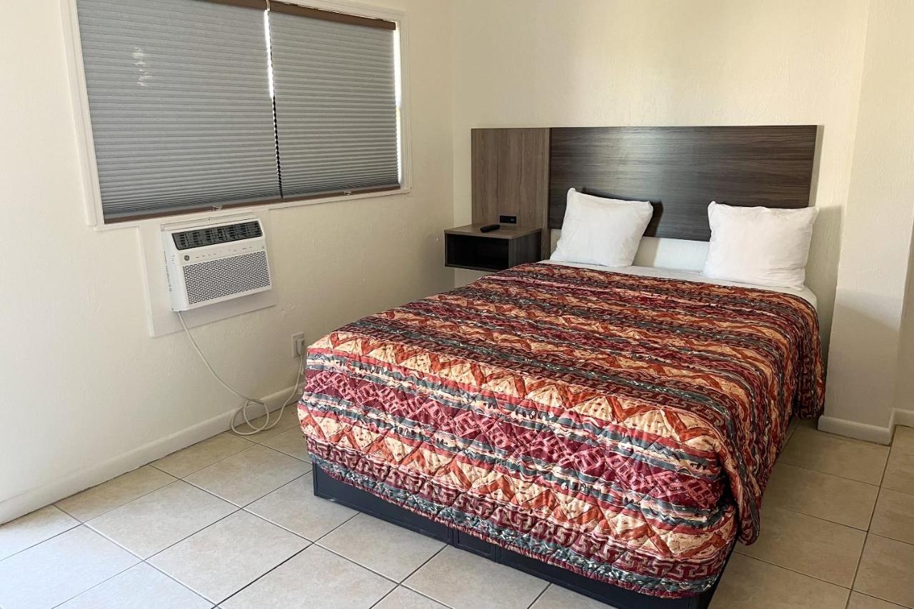 | Captain's Table Hotel by Everglades Adventures