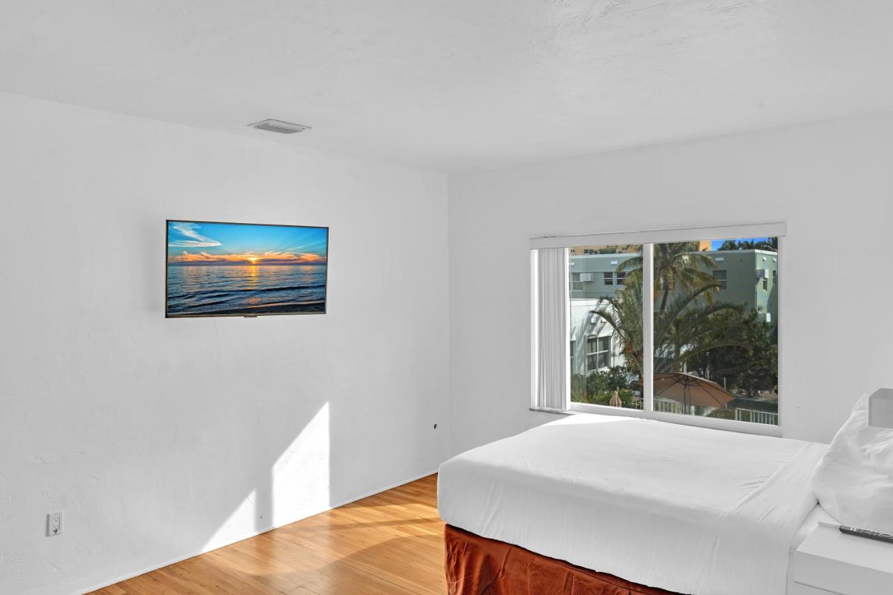 Bedroom Suite Courtyard Queen at Hollywood Beach Hotels