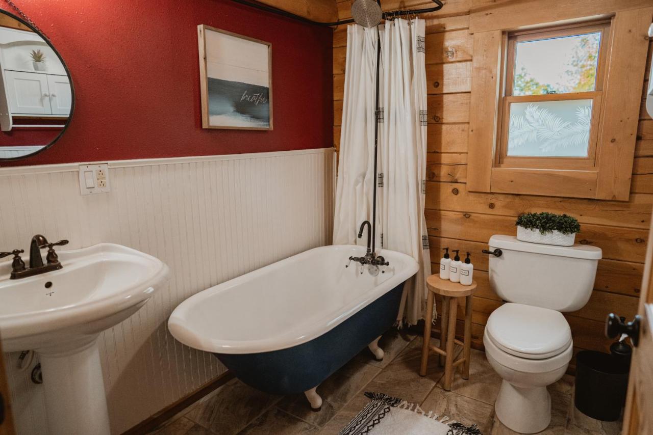 | Yosemite Charm by Casa Oso with spa and breathtaking views