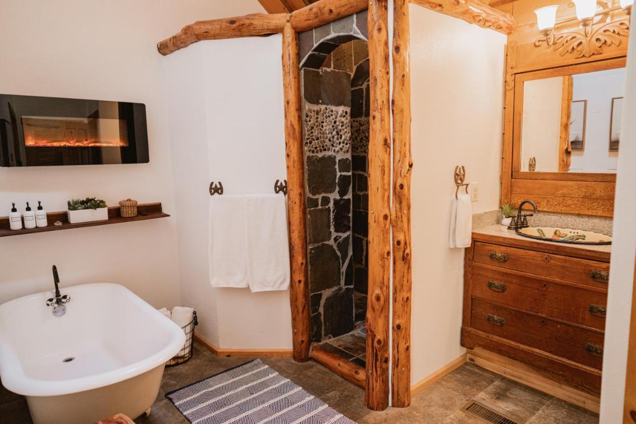 | Yosemite Charm by Casa Oso with spa and breathtaking views