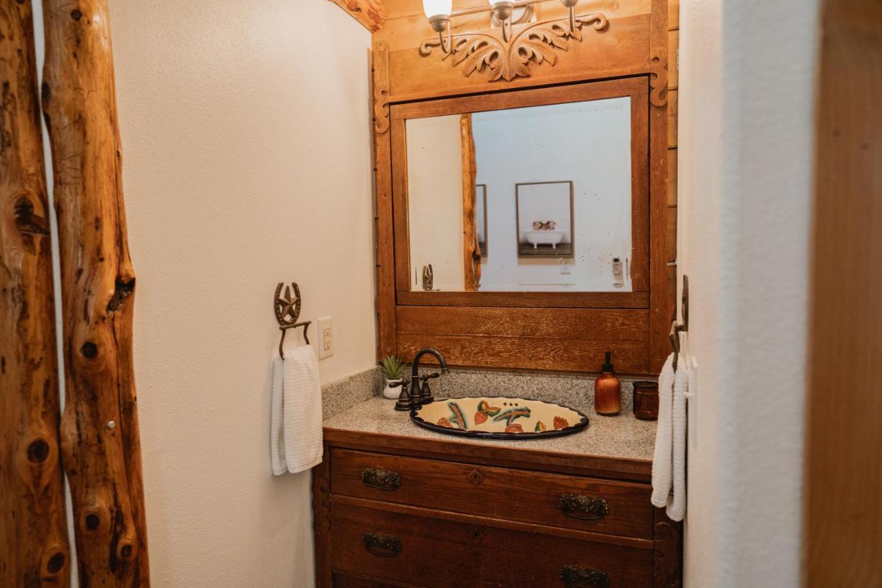 | Yosemite Charm by Casa Oso with spa and breathtaking views