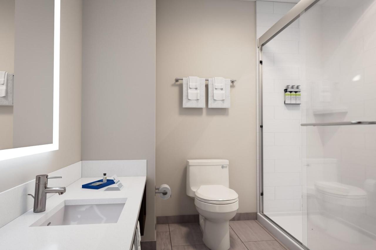 | Holiday Inn Express & Suites - Springdale - Fayetteville Area