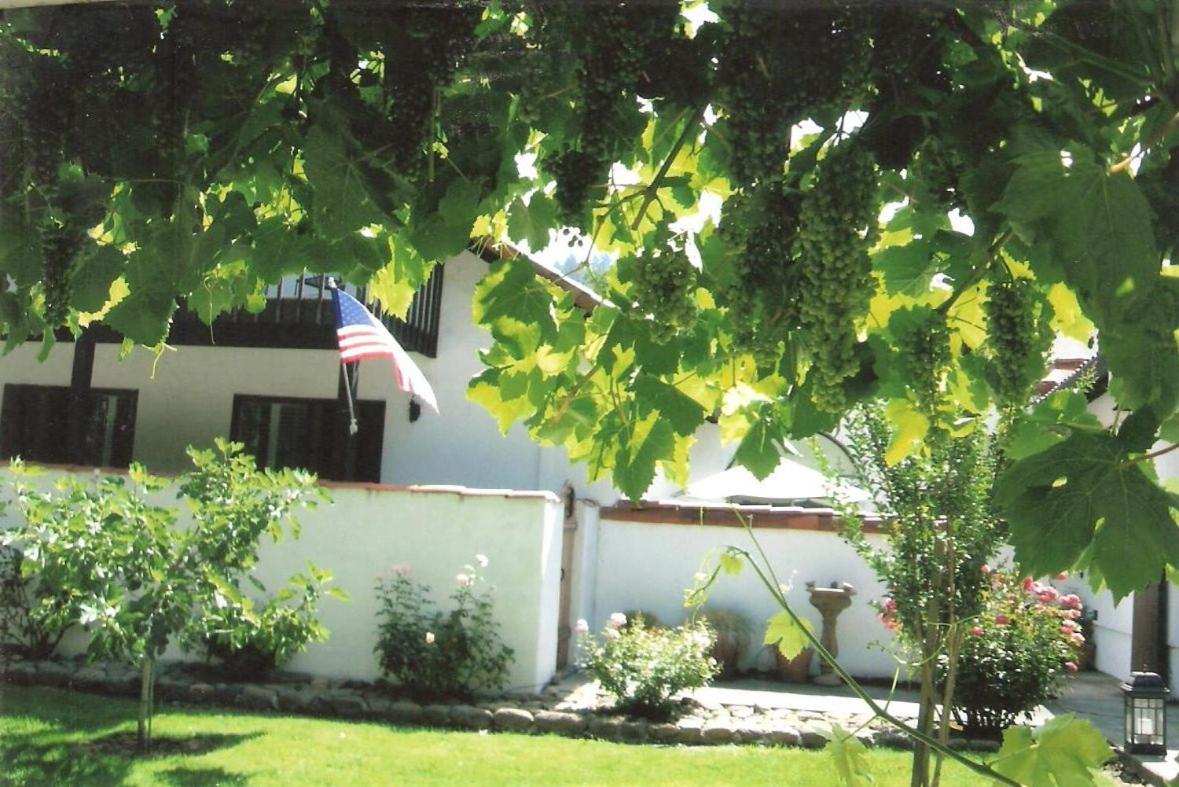| Spanish Villa Inn
