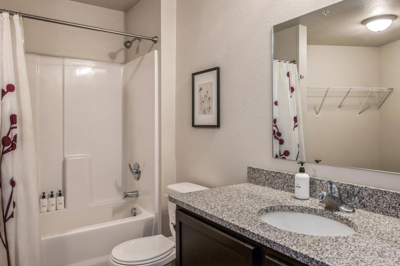 Queen Studio (Self Check-in with Virtual Front Desk) at Kasa University Avenue Minneapolis