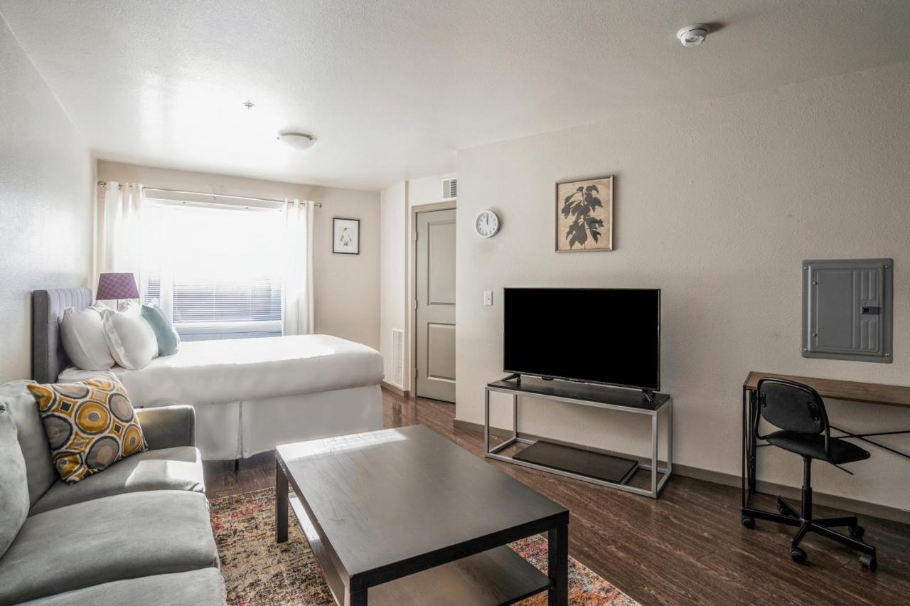 Queen Studio (Self Check-in with Virtual Front Desk) at Kasa University Avenue Minneapolis