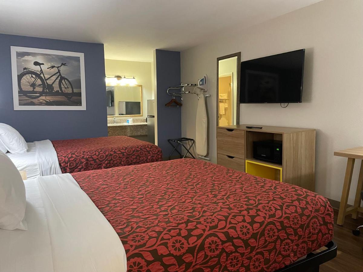 Queen Room with Two Queen Beds - Non-Smoking at Days Inn by Wyndham Portland/Corpus Christi