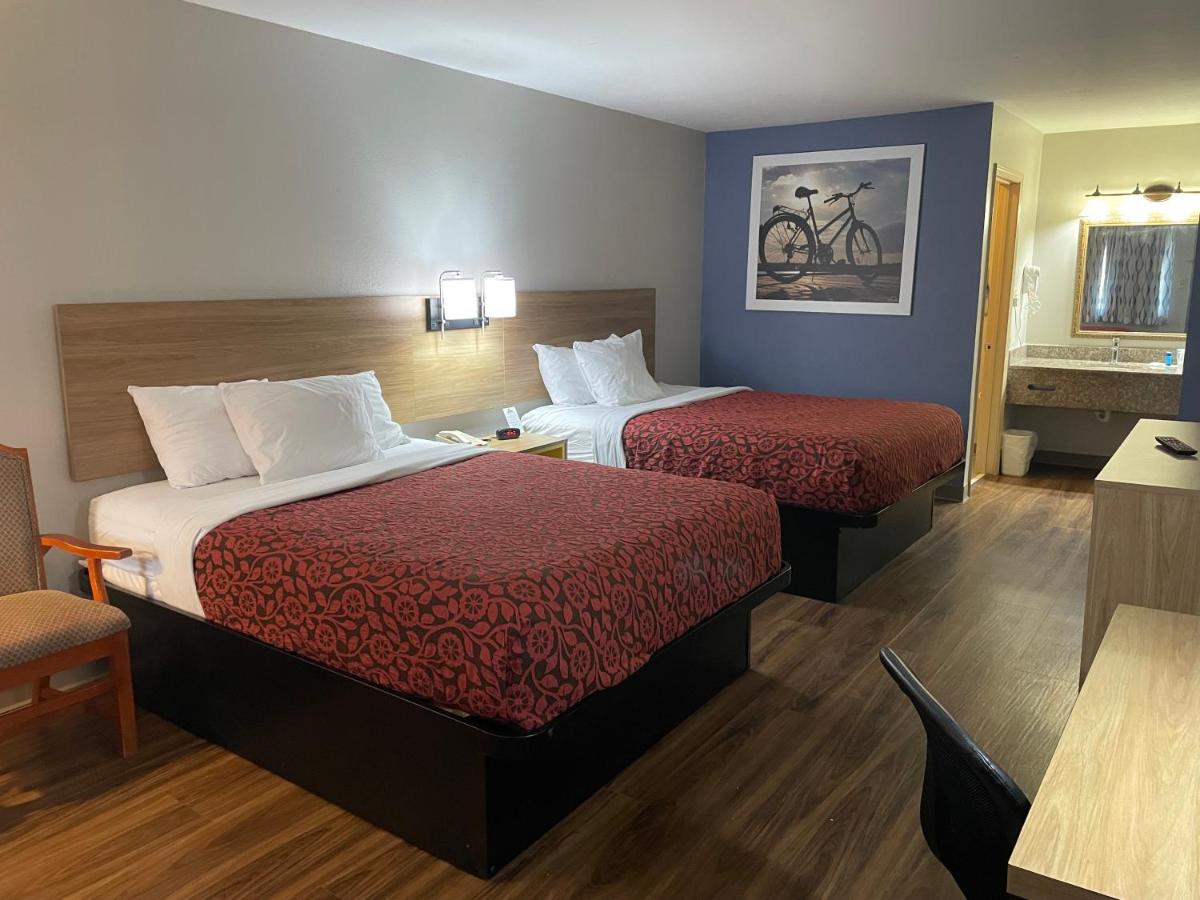Queen Room with Two Queen Beds - Non-Smoking at Days Inn by Wyndham Portland/Corpus Christi