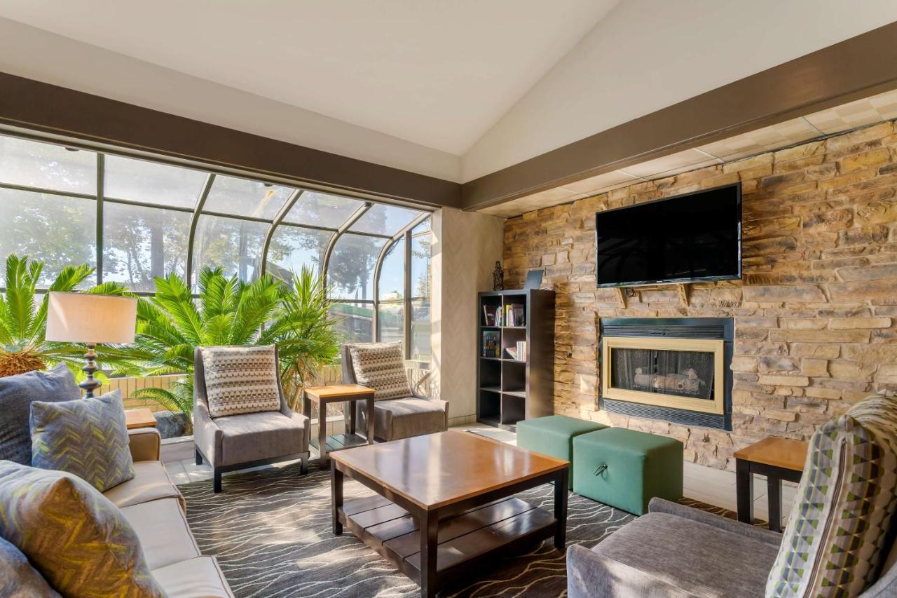 | Best Western Plus Forest Park Inn