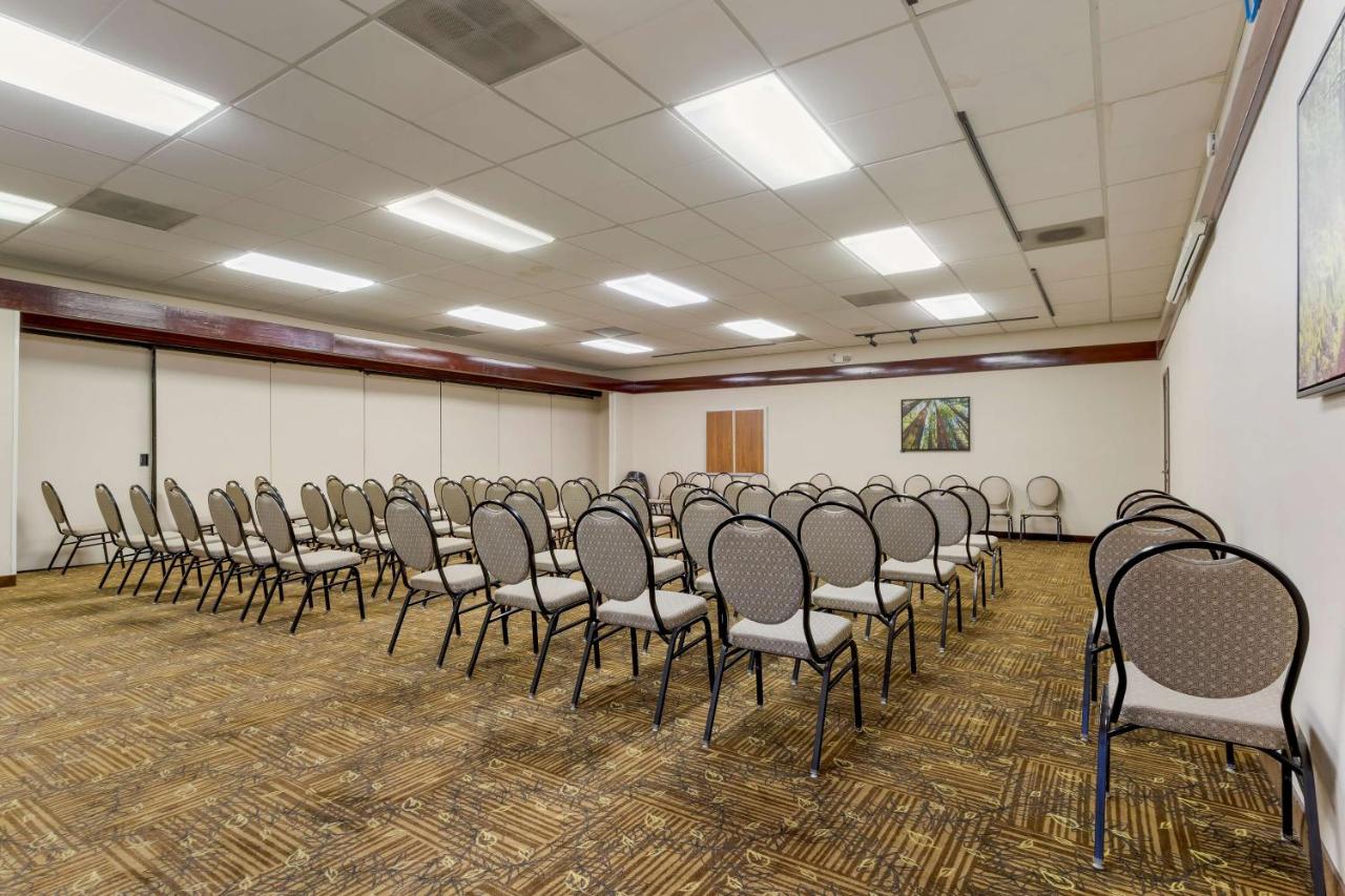 | Best Western Plus Forest Park Inn