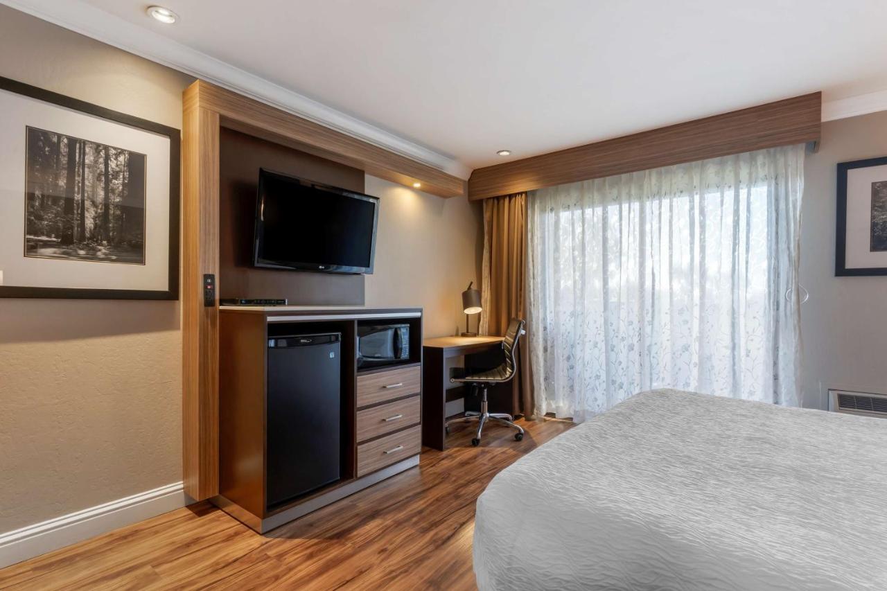 King Room - Disability Access/Bathtub at Best Western Plus Forest Park Inn