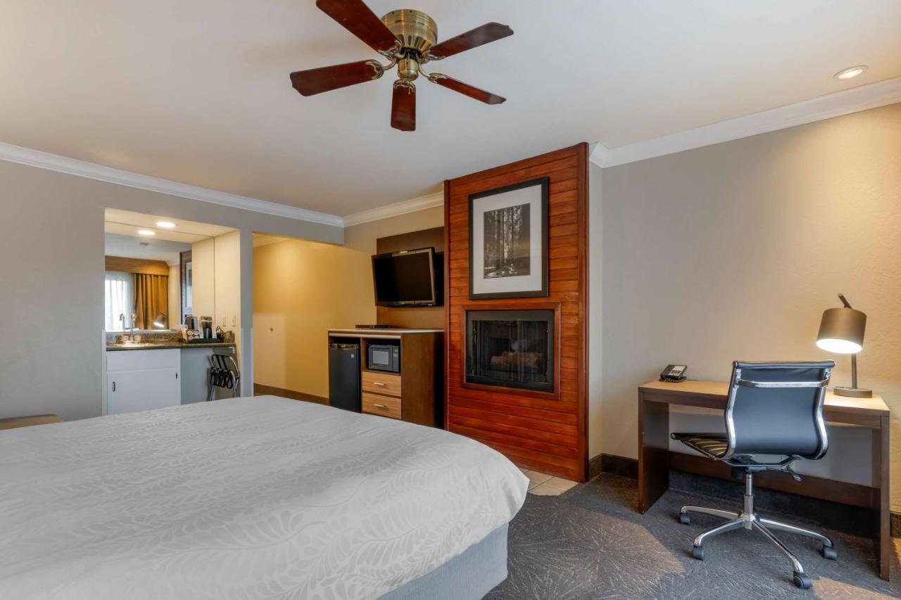 King Room with Fireplace at Best Western Plus Forest Park Inn
