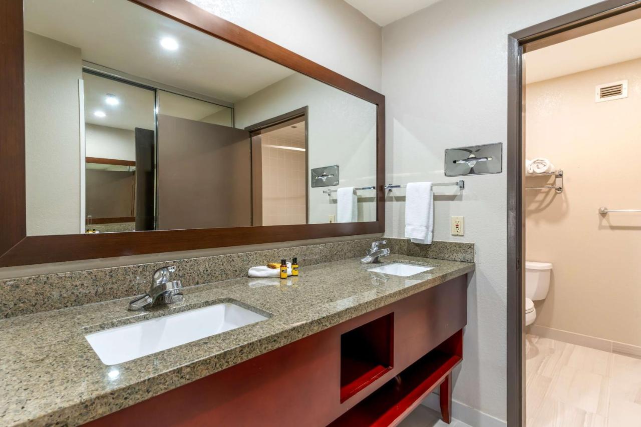 | Best Western Plus Forest Park Inn